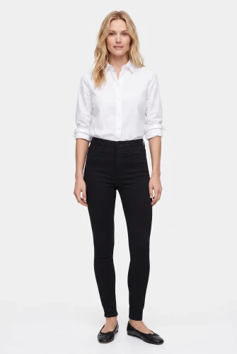 H&M-czarne-spodnie-jeansy-wysoki-stan-modelka-przod.webp