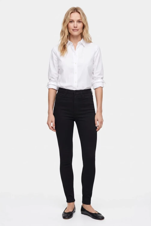 H&M-czarne-spodnie-jeansy-wysoki-stan-modelka-przod.webp