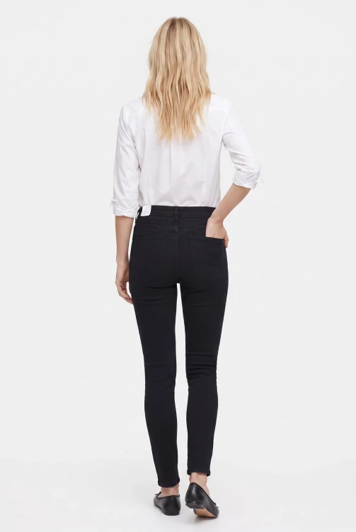 H&M-czarne-spodnie-jeansy-wysoki-stan-modelka-tyl.webp