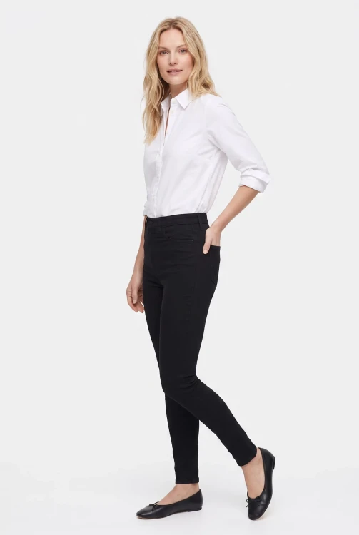 H&M-czarne-spodnie-jeansy-wysoki-stan-modelka-bok.webp