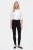 H&M-czarne-spodnie-jeansy-wysoki-stan-modelka-przod.webp
