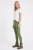 H&M-oliwkowe-militarne-spodnie-jeansy-modelka-bok.webp