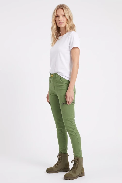 H&M-oliwkowe-militarne-spodnie-jeansy-modelka-bok.webp