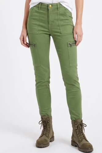 H&M-oliwkowe-militarne-spodnie-jeansy-modelka-glowne.webp