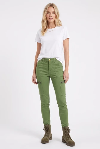 H&M-oliwkowe-militarne-spodnie-jeansy-modelka-przod.webp