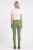 H&M-oliwkowe-militarne-spodnie-jeansy-modelka-tyl.webp