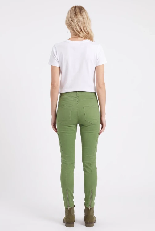 H&M-oliwkowe-militarne-spodnie-jeansy-modelka-tyl.webp