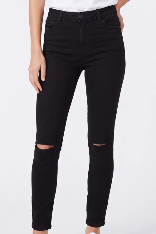 Mango-Noa-czarne-spodnie-jeansy-z-dziurami-modelka-glowne.webp