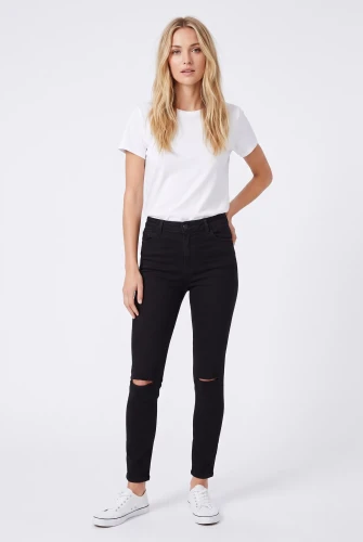 Mango-Noa-czarne-spodnie-jeansy-z-dziurami-modelka-przod.webp