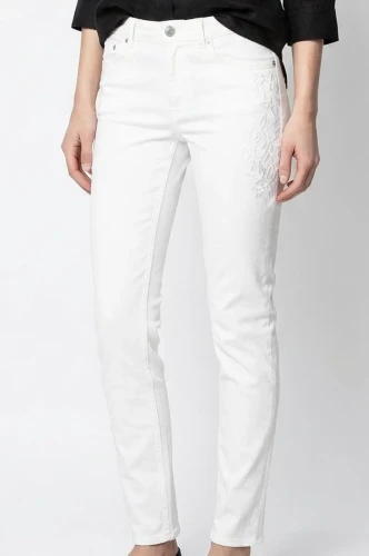 M&S-biale-spodnie-jeansy-hafty-modelka-glowne.webp