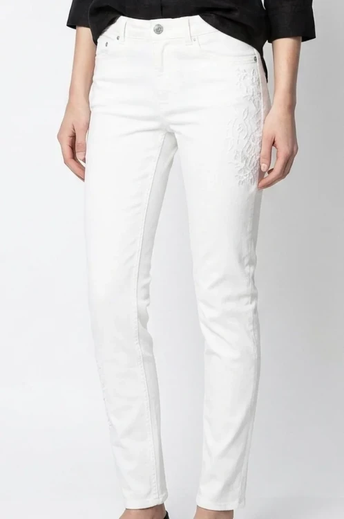 M&S-biale-spodnie-jeansy-hafty-modelka-glowne.webp