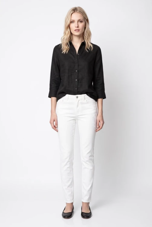 M&S-biale-spodnie-jeansy-hafty-modelka-przod.webp