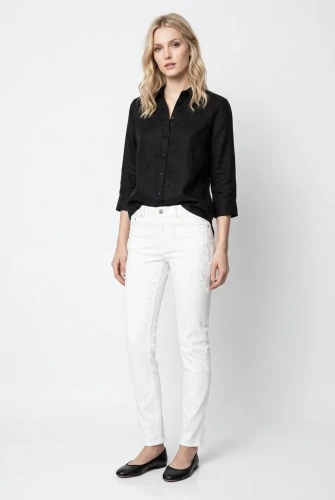 M&S-biale-spodnie-jeansy-hafty-modelka-przod2.webp