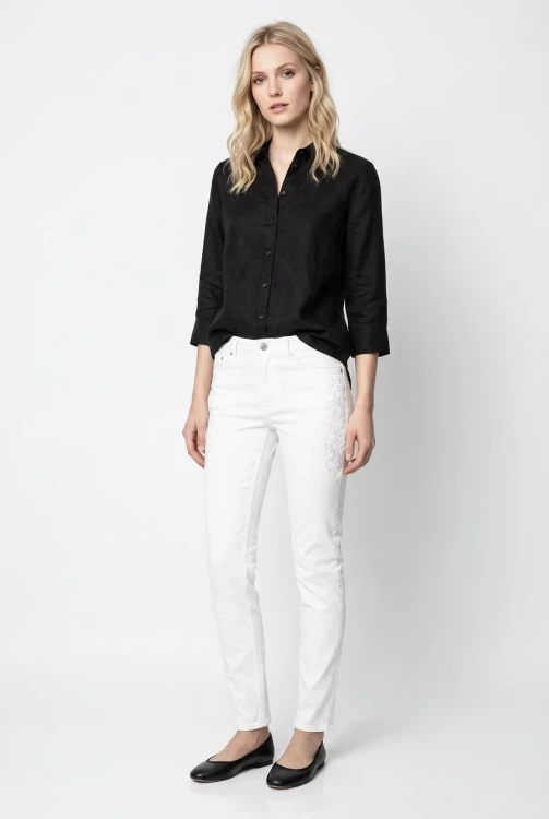 M&S-biale-spodnie-jeansy-hafty-modelka-przod2.webp