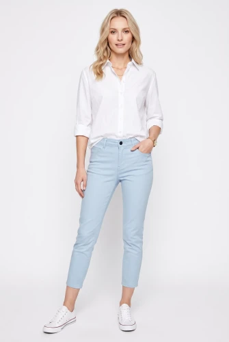 C&A-blekitne-spodnie-jeansy-crop-zamki-modelka-przod.webp