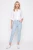 C&A-blekitne-spodnie-jeansy-crop-zamki-modelka-przod.webp