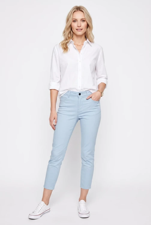 C&A-blekitne-spodnie-jeansy-crop-zamki-modelka-przod.webp