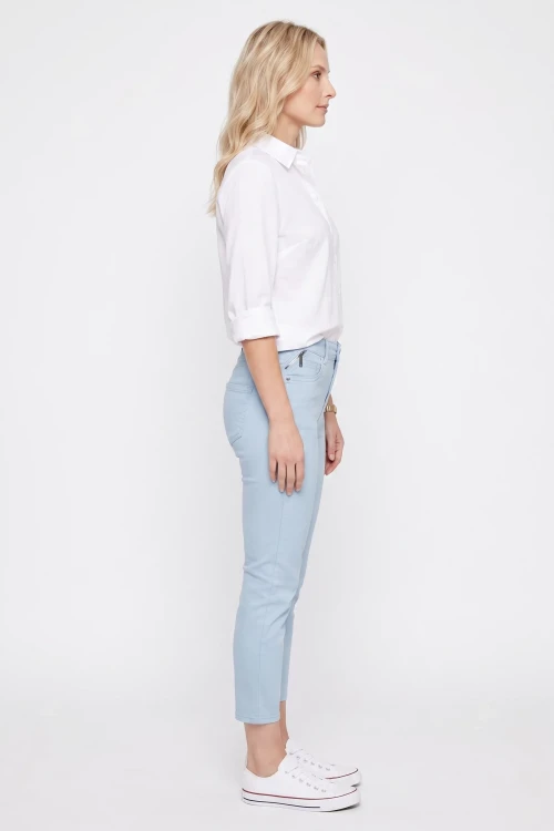 C&A-blekitne-spodnie-jeansy-crop-zamki-modelka-przod2.webp