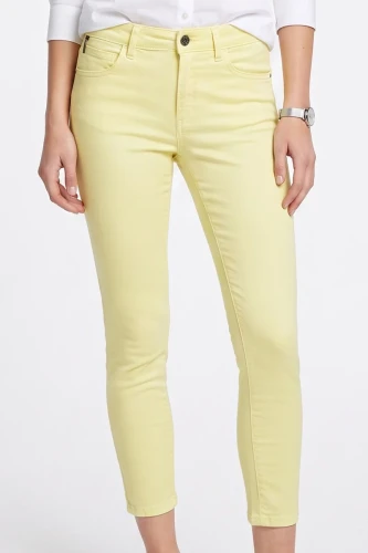 C&A-kanarkowe-spodnie-jeansy-crop-zamki-modelka-glowne.webp