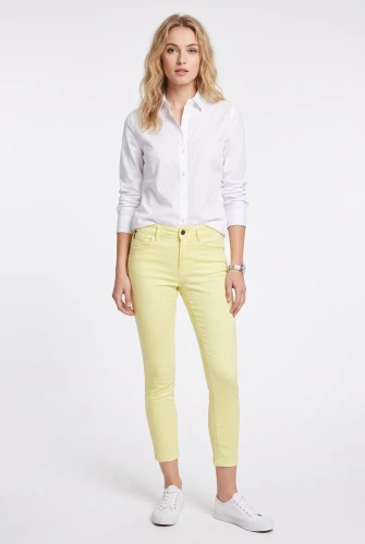C&A-kanarkowe-spodnie-jeansy-crop-zamki-modelka-przod.webp