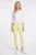 C&A-kanarkowe-spodnie-jeansy-crop-zamki-modelka-przod.webp