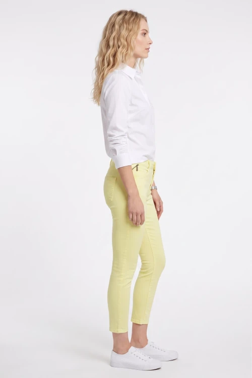 C&A-kanarkowe-spodnie-jeansy-crop-zamki-modelka-przod2.webp