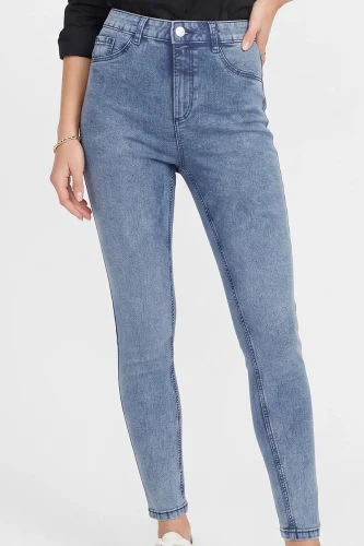 C&A-jeansowe-melanzowe-spodnie-bawelna-modelka-glowne.webp