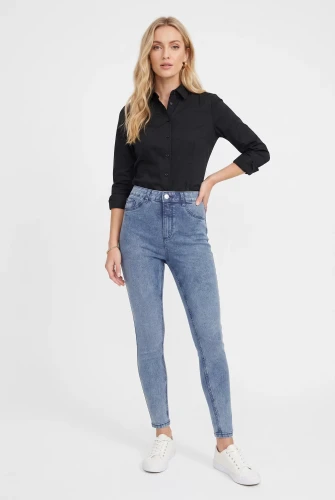 C&A-jeansowe-melanzowe-spodnie-bawelna-modelka-przod.webp