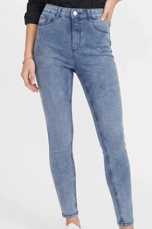 C&A-jeansowe-melanzowe-spodnie-bawelna-modelka-glowne.webp