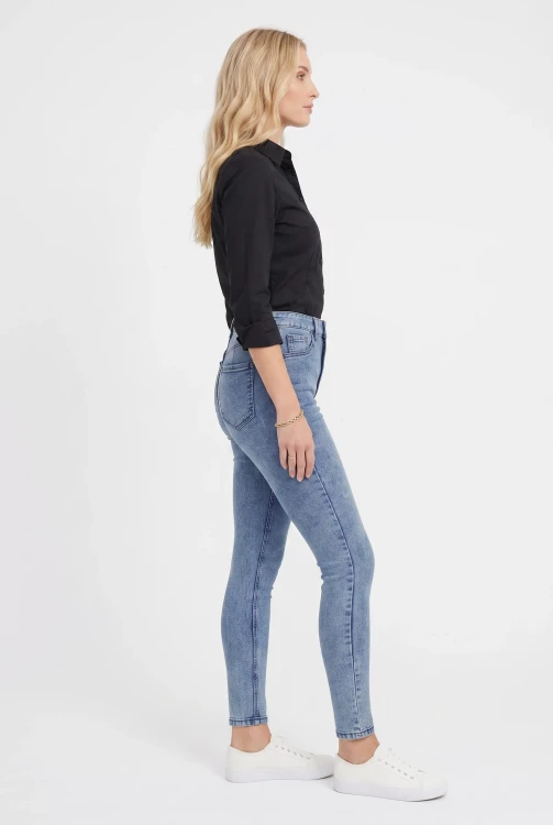 C&A-jeansowe-melanzowe-spodnie-bawelna-modelka-przod2.webp