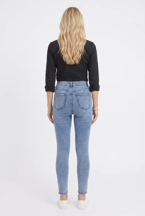 C&A-jeansowe-melanzowe-spodnie-bawelna-modelka-tyl.webp
