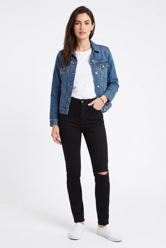 Pretty-little-thing-czarne-jeansy-modelka-przod.webp
