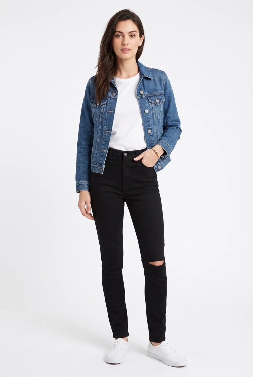 Pretty-little-thing-czarne-jeansy-modelka-przod.webp