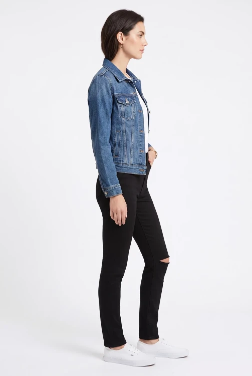 Pretty-little-thing-czarne-jeansy-modelka-przod2.webp