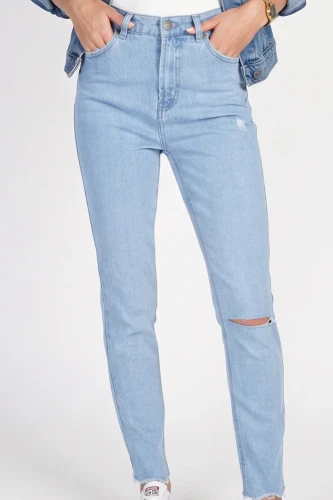 Pretty-little-thing-jeansy-spodnie-jeansowe-jeans-modelka-glowne.webp