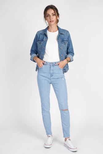 Pretty-little-thing-jeansy-spodnie-jeansowe-jeans-modelka-przod.webp