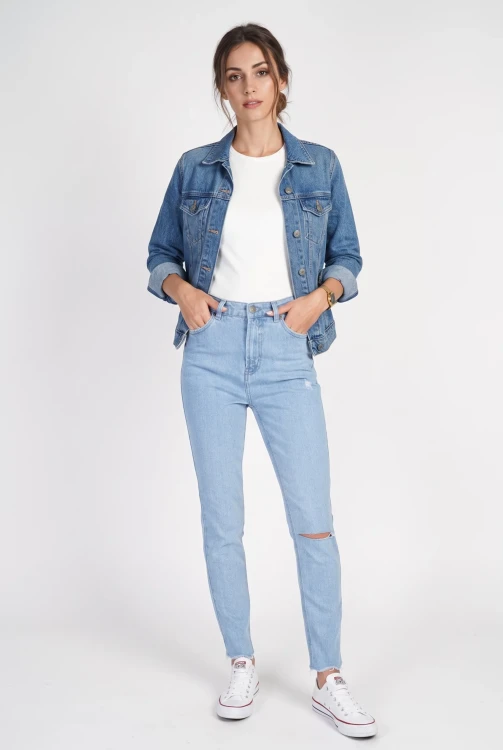 Pretty-little-thing-jeansy-spodnie-jeansowe-jeans-modelka-przod.webp