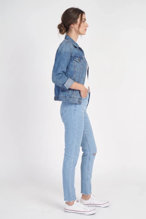 Pretty-little-thing-jeansy-spodnie-jeansowe-jeans-modelka-przod2.webp