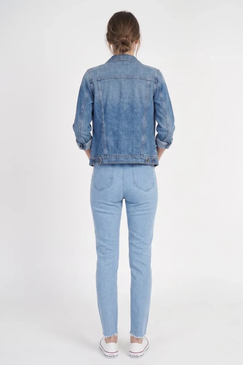 Pretty-little-thing-jeansy-spodnie-jeansowe-jeans-modelka-tyl.webp