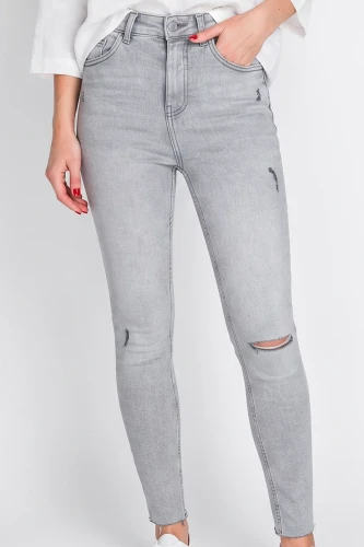 Primark-szare-spodnie-jeansy-z-przetarciami-modelka-glowne.webp