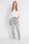 Primark-szare-spodnie-jeansy-z-przetarciami-modelka-przod.webp