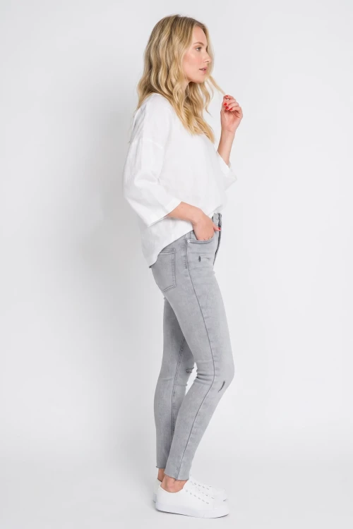 Primark-szare-spodnie-jeansy-z-przetarciami-modelka-przod2.webp
