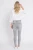 Primark-szare-spodnie-jeansy-z-przetarciami-modelka-tyl.webp