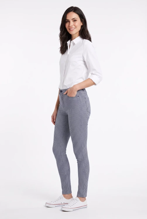 Damskie-jasne-spodnie-jegginsy-w-kratke-modelka-bok.webp