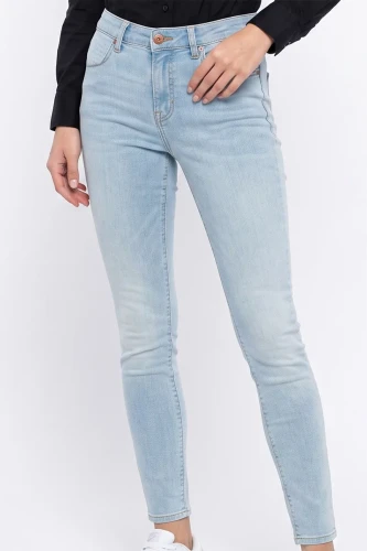 Old-Navy-Gap-jasne-spodnie-jeansowe-jeansy-modelka-glowne.webp