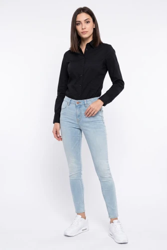 Old-Navy-Gap-jasne-spodnie-jeansowe-jeansy-modelka-przod.webp