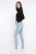 Old-Navy-Gap-jasne-spodnie-jeansowe-jeansy-modelka-bok.webp