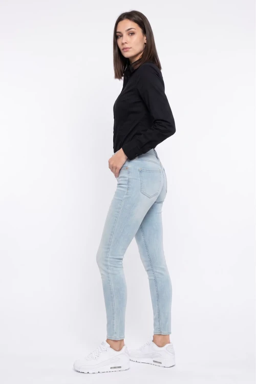 Old-Navy-Gap-jasne-spodnie-jeansowe-jeansy-modelka-bok.webp