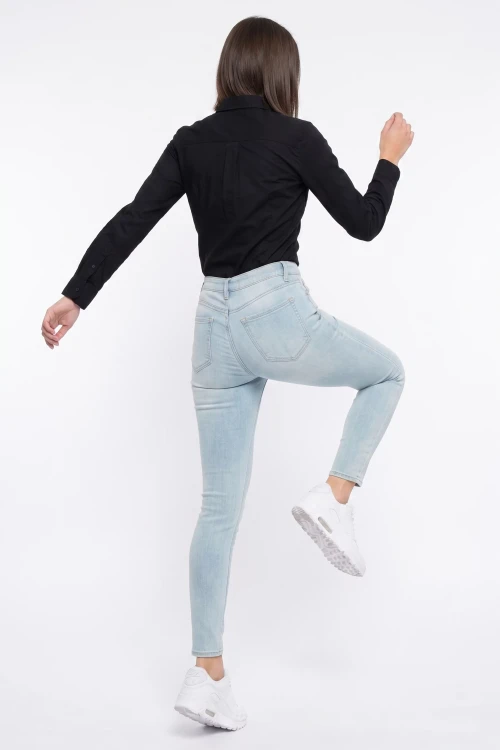 Old-Navy-Gap-jasne-spodnie-jeansowe-jeansy-modelka-tyl.webp
