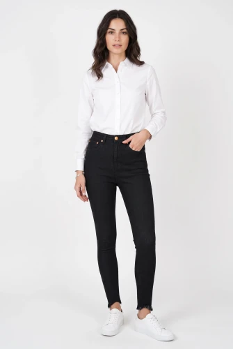 Pretty-little-thing-czarne-spodnie-jeansy-postrzepione-modelka-przod.webp